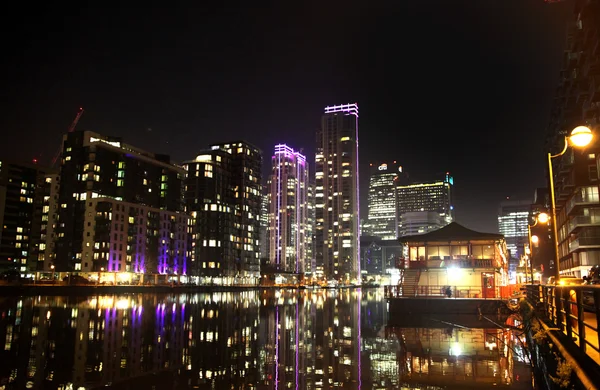 Vista notturna dell'aria residenziale di Londra, Canary Wharf — Foto Stock