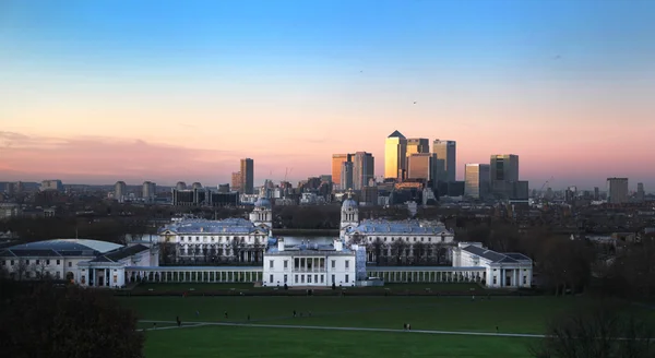 Greenwich park, Royal Navy college and Queen palace and Canary Wharf business international finance aria on the background — Stock Photo, Image