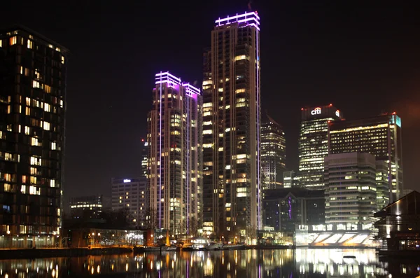 Vista noturna da ária residencial de Londres, Canary Wharf — Fotografia de Stock