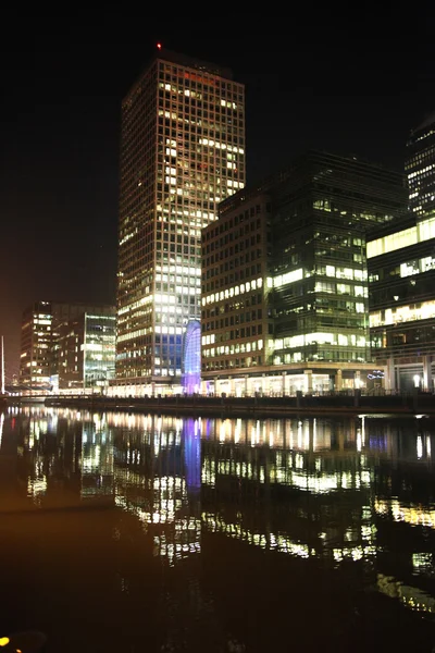 Wgląd nocy Londyn s mieszkalnych aria, kompleksu biurowego canary wharf — Zdjęcie stockowe