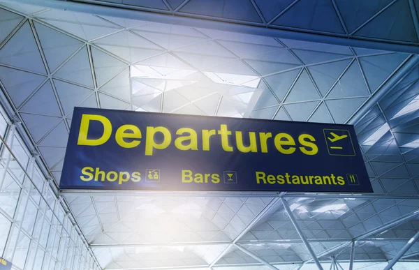 斯坦斯特德机场，英国伦敦-2014 年 2 月 23 日： 离开标志 — 图库照片