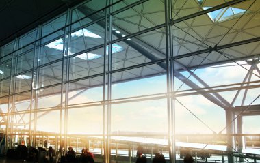 Londra stansted Havaalanı, İngiltere - 23 Mart 2014: Güneş yansıması, kalkış bölgesi ile bina Havalimanı