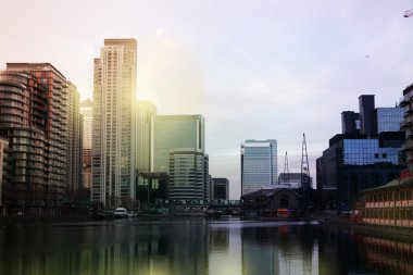 London, İngiltere - 06 Mart 2014: canary wharf uluslararası iş ARIA konut sitesi yerel Dock dan görünüm. Ofis çalışanları arasında yaşamak için popüler bir yer