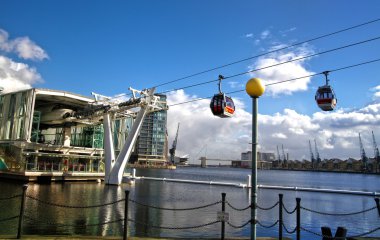 London, İngiltere - 06 Mart 2014: Londra'nın teleferik bağlanan excel sergi merkezi ve o2 arena, gösteri ve büyük performansları için iki ana arenas