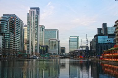London, İngiltere - 06 Mart 2014: canary wharf uluslararası iş ARIA konut sitesi yerel Dock dan görünüm. Ofis çalışanları arasında yaşamak için popüler bir yer