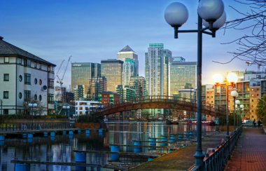 London, İngiltere - 06 Mart 2014: canary wharf uluslararası iş ARIA konut sitesi yerel Dock dan görünüm. Ofis çalışanları arasında yaşamak için popüler bir yer