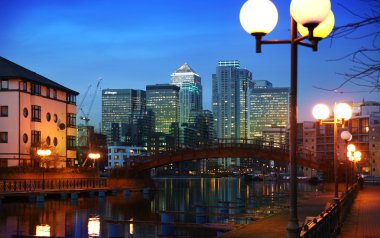 London, İngiltere - 06 Mart 2014: canary wharf uluslararası iş ARIA konut sitesi yerel Dock dan görünüm. Ofis çalışanları arasında yaşamak için popüler bir yer