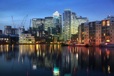 London, İngiltere - 06 Mart 2014: canary wharf uluslararası iş ARIA konut sitesi yerel Dock dan görünüm. Ofis çalışanları arasında yaşamak için popüler bir yer