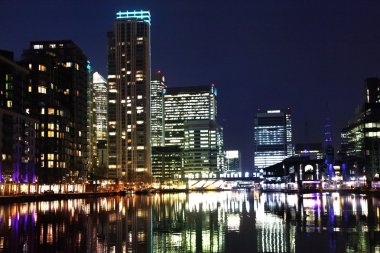 London, İngiltere - 06 Mart 2014: canary wharf uluslararası iş ARIA konut sitesi yerel Dock dan görünüm. Ofis çalışanları arasında yaşamak için popüler bir yer