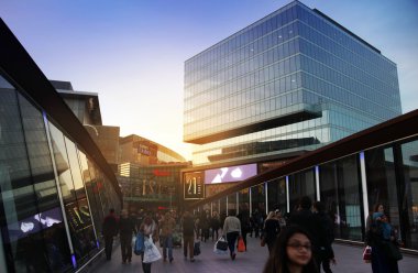London, İngiltere-Mart 09, 2014: görünümünü westfield stratford city, alışveriş merkezinde akşam ışığı
