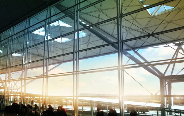 Londra stansted Havaalanı, İngiltere - 23 Mart 2014: Güneş yansıması, kalkış bölgesi ile bina Havalimanı — Stok fotoğraf