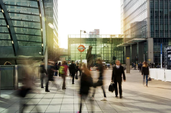 London, Verenigd Koninkrijk - 10 maart 2014: canary wharf zakelijke aria met meer dan 100.000 gewone vergaderplaatsen. Tube ingang en vroege ochtend pendelaars — Stockfoto