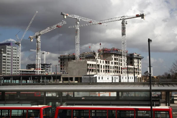LONDRES, ROYAUME-UNI - 10 MARS 2014 : Quai des Canaries, chantier de construction avec grues sur fond de ciel — Photo