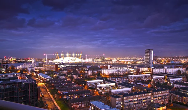 LONDRES, Reino Unido - 05 DE MARZO DE 2014: vista sobre la cúpula de O2, la cúpula del milenio, el escenario principal para actuaciones pop y eventos de espectáculo. Sitio residencial de los muelles locales en frente —  Fotos de Stock