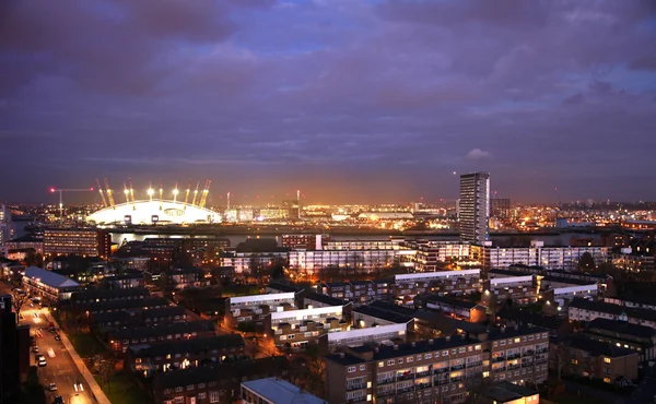 LONDRES, Reino Unido - 05 DE MARZO DE 2014: vista sobre la cúpula de O2, la cúpula del milenio, el escenario principal para actuaciones pop y eventos de espectáculo. Sitio residencial de los muelles locales en frente —  Fotos de Stock