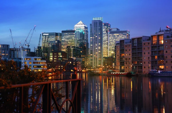 LONDRES, ROYAUME-UNI - 06 MARS 2014 : vue sur l'aria commerciale internationale de Canary Wharf depuis le site résidentiel des quais locaux. Endroit populaire pour vivre parmi les employés de bureau — Photo