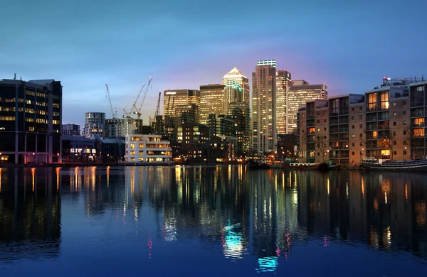 LONDON, UK - MARCH 06, 2014: view on Canary Wharf international business aria from  residential site of local docks. Popular place to live among office workers — Stock Photo, Image