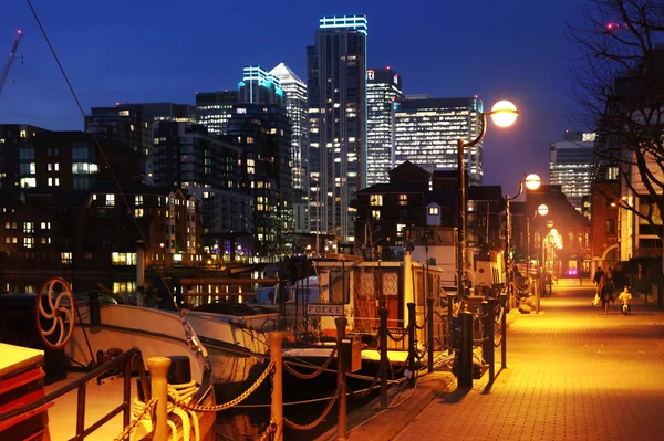 LONDON, UK - MARCH 06, 2014: view on Canary Wharf international business aria from  residential site of local docks. Popular place to live among office workers — Stock Photo, Image