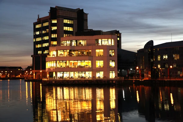 LONDON, UK - MARCH 10, 2014: Canary Wharf evening lights in office building — Stock Photo, Image