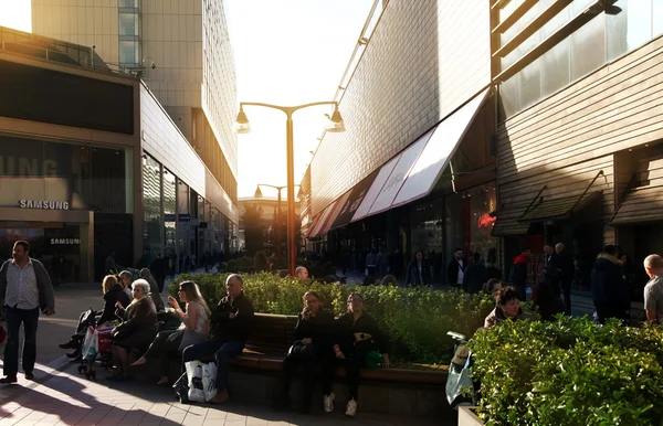 LONDRES, Reino Unido-MARZO 09, 2014: Vista de Westfield Stratford City, Centro Comercial a la luz de la noche — Foto de Stock