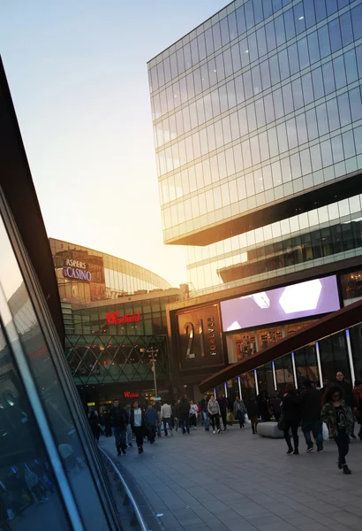 LONDRA, UK-MARZO 09, 2014: Veduta di Westfield Stratford City, Centro Commerciale in luce serale — Foto Stock
