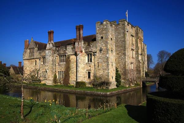 Hever castle och trädgårdar, kent, uk - 10 mars 2014: 1200-talet slott med tudor herrgård och 250 acre park. — Stockfoto