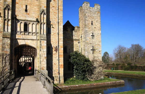 Hever Schloss und Gärten, kent, uk - 10. März 2014: Schloss aus dem 13. Jahrhundert mit Tudor-Herrenhaus und 250 Hektar Park. — Stockfoto