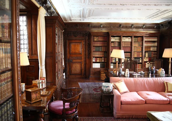 HEVER CASTLE AND GARDENS, KENT,  UK - MARCH 10, 2014: 19th century Interior of Hever castle, 13th century Tudor manor — Stock Photo, Image