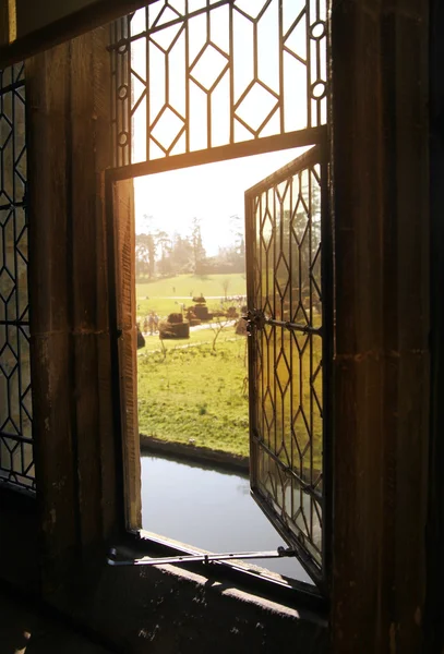 HEVER CASTLE AND GARDENS, KENT, RU - 10 MARS 2014 : Vue depuis le château sur le parc de 250 acres. Manoir Tudor du XIIIe siècle — Photo