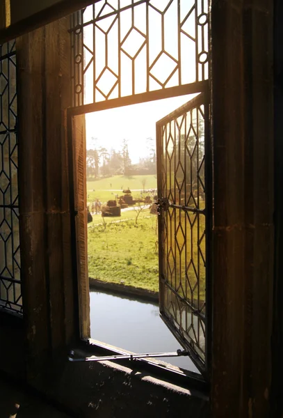 HEVER CASTLE AND GARDENS, KENT, UK - March 10, 2014: View from castle on the 250 acre park. Тюдорское поместье XIII века — стоковое фото