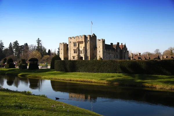 Hever Schloss und Gärten, kent, uk - 10. März 2014: Schloss aus dem 13. Jahrhundert mit Tudor-Herrenhaus und 250 Hektar Park. — Stockfoto