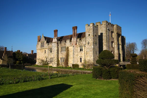 HEVER CASTLE AND GARDENS, KENT,  UK - MARCH 10, 2014: 13th century castle with Tudor manor house and 250 acre of park. — Stock Photo, Image