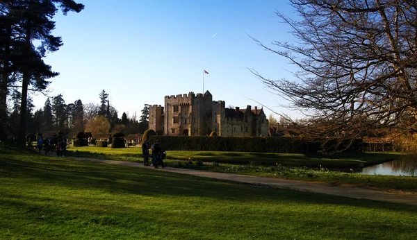 Hever Schloss und Gärten, kent, uk - 10. März 2014: Schloss aus dem 13. Jahrhundert mit Tudor-Herrenhaus und 250 Hektar Park. — Stockfoto
