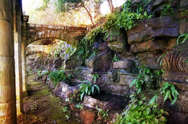 HEVER CASTLE AND GARDENS, KENT, Reino Unido - 10 DE MARZO DE 2014: Grot and waterfalls in park. Castillo del siglo XIII con casa señorial Tudor y 250 acres de parque . — Foto de Stock