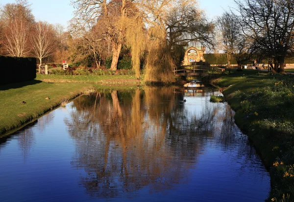 Hever castle και κήπους, kent, Ηνωμένο Βασίλειο - 10 Μαρτίου 2014: 250 στρεμμάτων πάρκο. 13ο αιώνα tudor manor — Φωτογραφία Αρχείου