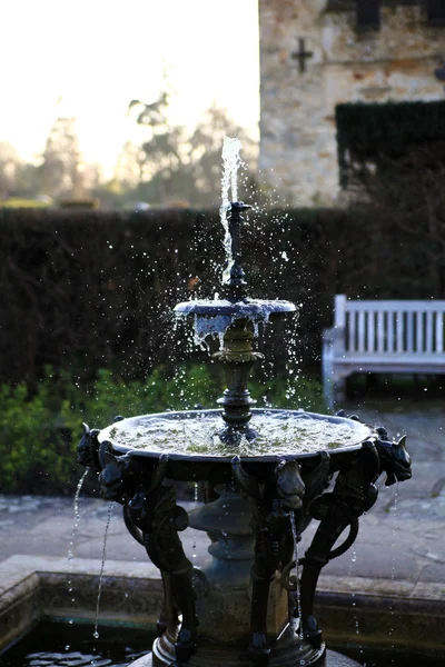 CASTELLO E GIARDINI, KENT, UK - 10 MARZO 2014: Fontana in parco di 250 acri. Maniero Tudor del XIII secolo — Foto Stock