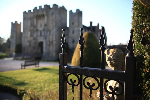 HEVER CASTLE AND GARDENS, KENT,  UK - MARCH 10, 2014: 13th century castle with Tudor manor house and 250 acre of park. — Stock Photo, Image