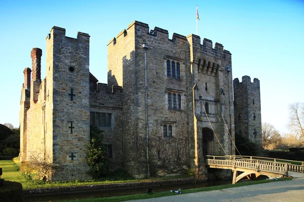 纵然城堡和花园，肯特，英国-2014 年 3 月 10 日： 13 世纪城堡与都铎式庄园和 250 英亩的公园. — 图库照片