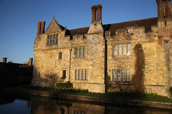 Hever castle och trädgårdar, kent, uk - 10 mars 2014: 1200-talet slott med tudor herrgård och 250 acre park. — Stockfoto