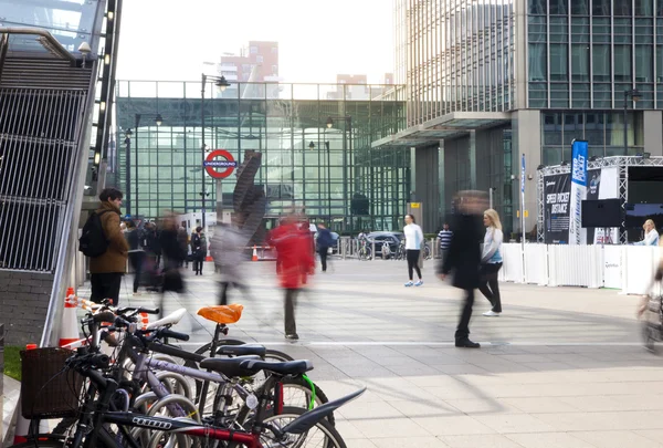 LONDRES, Reino Unido - 10 DE MARZO DE 2014: Canary Wharf business aria with more than 100,000 working places. Entrada al metro y viajeros de madrugada — Foto de Stock