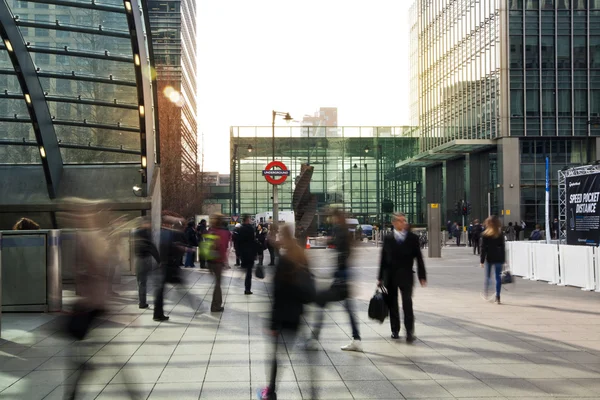 LONDRES, Reino Unido - 10 DE MARZO DE 2014: Canary Wharf business aria with more than 100,000 working places. Entrada al metro y viajeros de madrugada — Foto de Stock