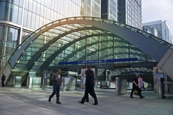 LONDRES, Reino Unido - 10 DE MARZO DE 2014: Canary Wharf business aria with more than 100,000 working places. Entrada al metro y viajeros de madrugada —  Fotos de Stock