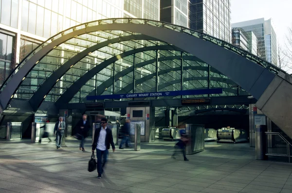 LONDRES, Reino Unido - 10 DE MARZO DE 2014: Canary Wharf business aria with more than 100,000 working places. Entrada al metro y viajeros de madrugada — Foto de Stock