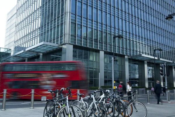 LONDRES, RU - 10 MARS 2014 : Canary Wharf business aria. Transport en commun Célèbre autobus à deux étages rouge et vélos amenant les navetteurs au travail — Photo