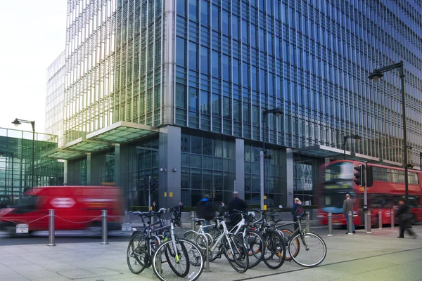 LONDRES, Reino Unido - 10 de Março de 2014: Canary Wharf business aria. Transporte público Famoso Red Double Decker Ônibus e bicicletas trazendo passageiros para o trabalho — Fotografia de Stock