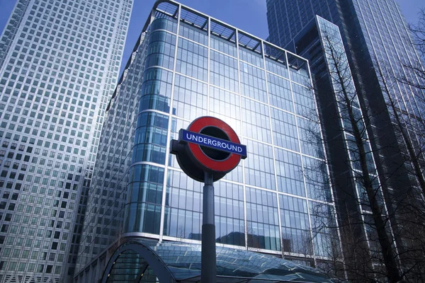 LONDRES, Reino Unido - 10 de marzo de 2014: Los rascacielos de Canary Wharf ofrecen puestos de trabajo de oficina para más de 100 00 personas — Foto de Stock