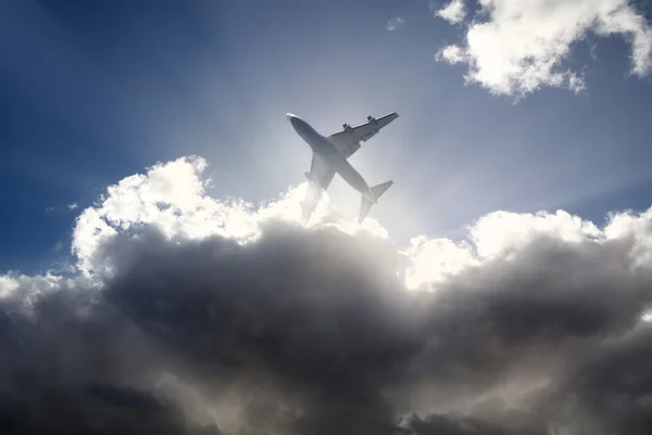 London, İngiltere-05 Mart 2014 bulutlar ve uçak — Stok fotoğraf