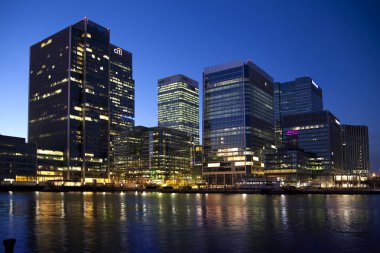 Londra, İngiltere - 16 Mart 2014 Canary Wharf: Canary Wharf iş bölgesinde alacakaranlık