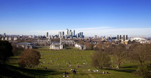 LONDRES, CANARY WHARF UK - 16 MARS 2014 : Vue du quartier des affaires de Canary Wharf depuis les collines de Londres — Photo