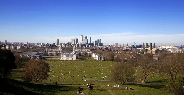 LONDON, CANARY WHARF UK - MARCH 16, 2014: Canary Wharf business district view from the London's hills — Stock Photo, Image